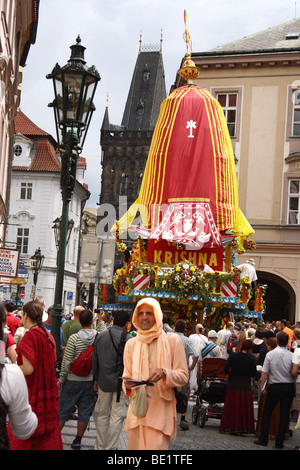 Hare-Krishna-Prozession. Altstadt in Prag. Tschechische Republik. Stockfoto