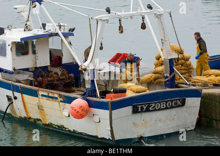 Fischer entladen Taschen mit Jakobsmuschel (Pecten Jacobeus) am Hafen Erquy, Côtes-d ' Armor, Bretagne, Frankreich Stockfoto