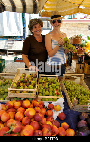 Obststand am Samstagmarkt, Ostuni, Provinz Brindisi, Region Apulien, Italien Stockfoto