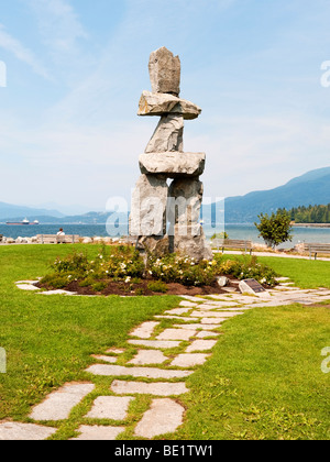 Inukshuk, traditionelle Inuit-Wahrzeichen und Navigation zu unterstützen, in der Nähe von English Bay in Vancouver, Kanada.  Gebaut von Alvin Kanak, 1986. Stockfoto