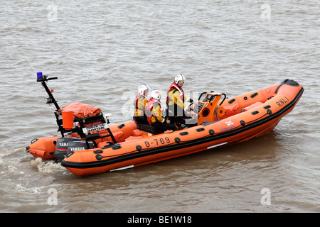 RNLI-Rettungsboot-Crew in einem b-Klasse starre Atlantik Rettungsboot vor Anker gehen Thornleigh Somerset uk Stockfoto