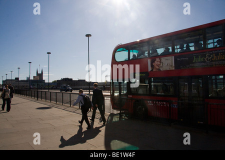 Pendler überqueren London Bridge London England Stockfoto