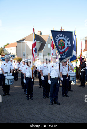 Ardrossan Winton Flute Band (Loyalist/evangelisch) stehen am Ende ihrer Parade in Kilwinning, North Ayrshire, Schottland, Vereinigtes Königreich. Stockfoto