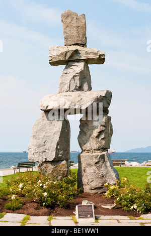 Inukshuk, traditionelle Inuit-Wahrzeichen und Navigation zu unterstützen, in der Nähe von English Bay in Vancouver, Kanada.  Gebaut von Alvin Kanak, 1986. Stockfoto