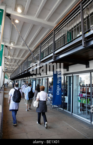 im Erdgeschoss Geschäfte Bestandteil der Oxo Gebäude am Ufer der Themse Süd bank London uk Stockfoto