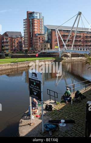 Angeln im Fluss Aire in Leeds City Centre an des Ritters Brücke in der Nähe von Clarence Dock. Stockfoto