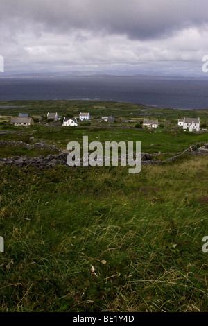 Blick auf Inis Mor (Inismore) Insel, Aran-Inseln, Co. Galway, Irland. Foto von in der Nähe von Dun Arann Leuchtturm. Stockfoto