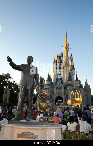 MAGIC KINGDOM im WALT DISNEY WORLD - APRIL 11: Statue von Wald Disney und Mickey Mouse in Disneyworld in Orlando, Florida, auf Ap Stockfoto