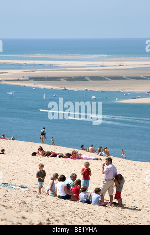 Leute sitzen auf den Sand auf der Dune du Pilat mit Blick auf den Atlantischen Ozean; Dune du Pilat, Aquitaine, Frankreich Stockfoto