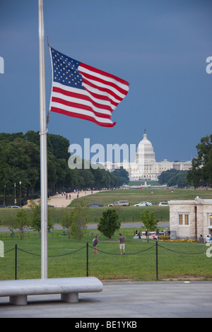 Flaggen auf Halbmast in der Nähe von Washington Monument, mit dem US Capitol im Hintergrund, Washington DC, USA Stockfoto