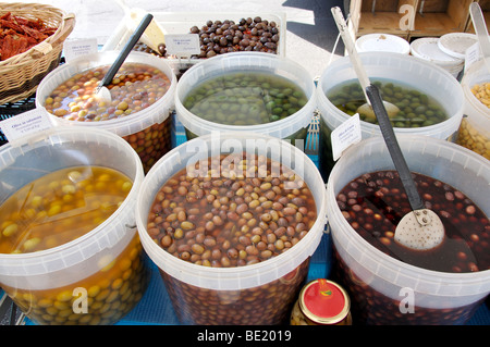 Olivenauswahl am Samstagmarkt, Ostuni, Provinz Brindisi, Region Apulien, Italien Stockfoto