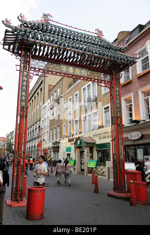 die traditionellen chinesischen Bogen am Eingang zum Gerrard Straße Chinatown Soho London uk Stockfoto