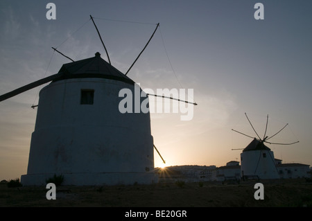 Spanien, alte Windmühlen in Vejer De La Frontera, in der Nähe von Trafalgar, Costa De La Luz Stockfoto