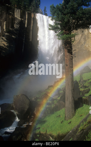 Doppelter Regenbogen Nebel unterwegs zu den Vernal Falls, Yosemite-Nationalpark Stockfoto