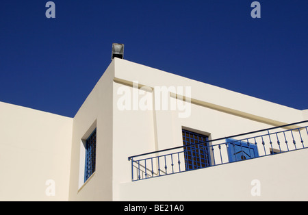 Traditionelles weiß getünchten Gebäude gegen blauen Himmel, Rhodos, Dodekanes, Griechenland Stockfoto