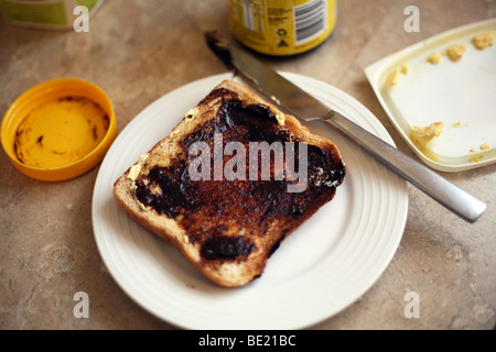 Vegemite auf Toast mit Butter ist ein iconic australischen Frühstück snack Stockfoto