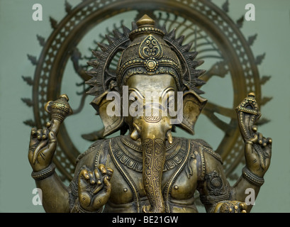 Bronze-Hindu-Gott Ganesh vor eine Bronzestatue des Shiva Nataraja Stockfoto