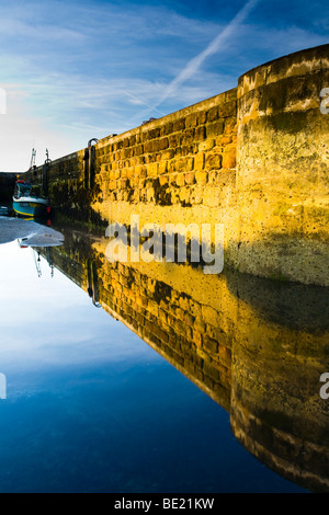 England, Northumberland, Beadnell. Die Hafen-Wände des Hafens Beadnell angesehen bei Ebbe. Stockfoto