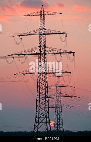 Sonnenuntergang hinter Masten Stockfoto