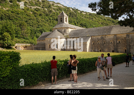 Touristen besuchen die Zisterzienser Kloster Senanque in der Nähe von Gordes, Provence, Frankreich Stockfoto