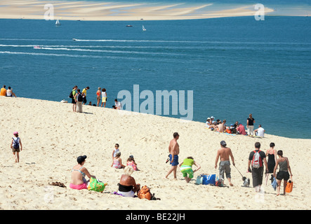 Leute sitzen auf den Sand auf der Dune du Pilat mit Blick auf den Atlantischen Ozean; Dune du Pilat, Aquitaine, Frankreich Stockfoto