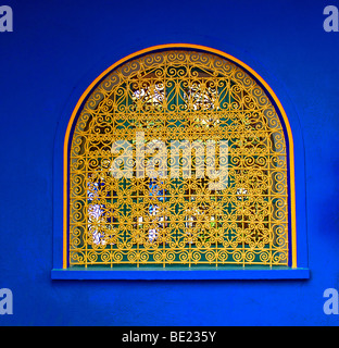 Eines der vielen dekorativen Fenster in den Jardin Majorelle in Marrakesch Stockfoto