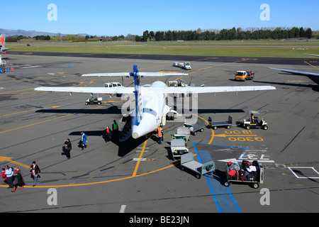 Passagiere, die verlassen Air New Zealand Link ATR 72 Turboprop-Flugzeuge am Flughafen von Christchurch, Canterbury, Südinsel, Neuseeland Stockfoto