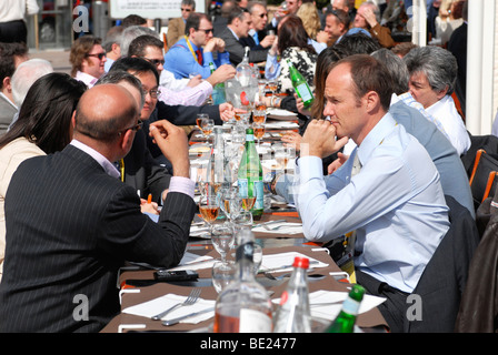 Anleger mit Mittagessen auf der MIPIM Cannes Frankreich 2009 Stockfoto