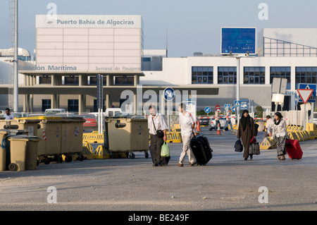 Spanien marokkanischen Familien und Leiharbeiter, die Ankunft im Hafen von Algeciras, in der Nähe von Gibraltar Stockfoto