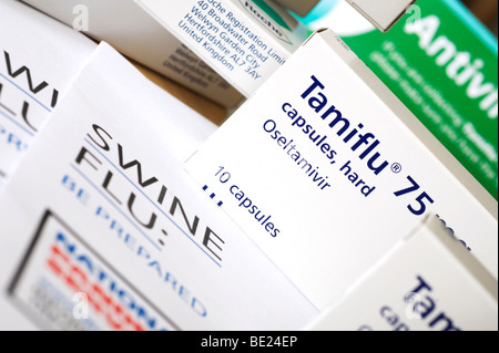 Mehrere Kisten mit 10 Kapseln Tamiflu Medikamente und Schweinegrippe Merkblätter im Vordergrund Stockfoto