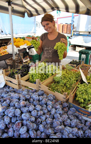 Junge Frau am Obststand, Samstagmarkt, Ostuni, Provinz Brindisi, Region Apulien, Italien Stockfoto