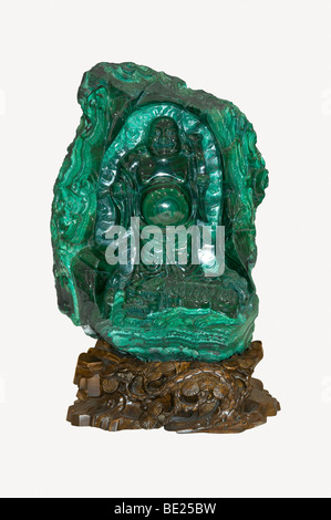 Malachit Mineral Carving, "Buddha", poliert, auf weißem Hintergrund Stockfoto