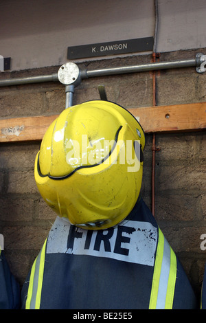 Fire Fighter Uniform in einer Feuerwache aufhängen Stockfoto