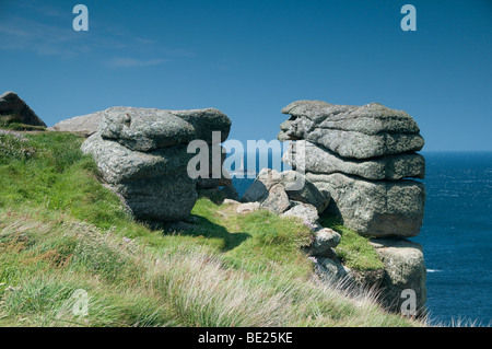 Langschiffe Leuchtturm aus dem Küstenweg zwischen Lands End und Sennen Cove Stockfoto