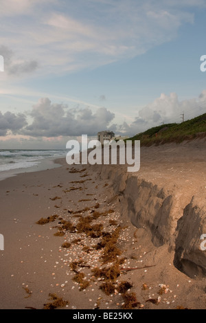 Schwere Wellen verursachen Erosion entlang einem Florida-Strand Stockfoto