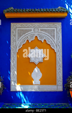 Eines der vielen Dekorplatten in den Jardin Majorelle in Marrakesch Stockfoto