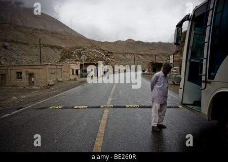 Passagier auf einem pakistanischen NATCO Regierung Bus in Richtung von Kashgar, China nach Islamabad, Pakistan auf dem Karakorum-Highway. Stockfoto