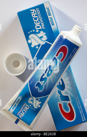 Rohr von Crest Zahnpasta auf Box auf weißem Hintergrund Stockfoto