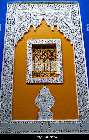 Eines der vielen dekorativen Fenster in den Jardin Majorelle in Marrakesch Stockfoto