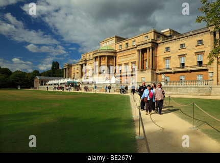 Touristen, die das Innere des Buckingham Palace Gardens besuchen. Stockfoto