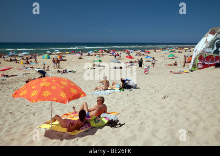 Menschenmassen am Strand von Biscarrosse, Aquitaine, Frankreich Stockfoto