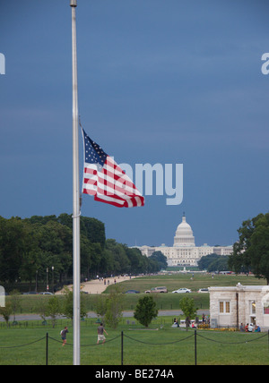 Flaggen auf Halbmast in der Nähe von Washington Monument, mit dem US Capitol im Hintergrund, Washington DC, USA Stockfoto