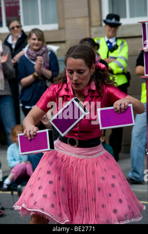 Weibliche Straßenkünstler Ashbourne International Streetfest 2009 Straßentheater und Kunst-Festival in Ashbourne Derbyshire Stockfoto