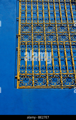 Eines der vielen dekorativen Fenster in den Jardin Majorelle in Marrakesch Stockfoto