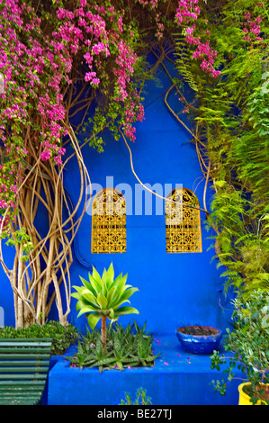 Die vielen dekorativen Fenster in den Jardin Majorelle in Marrakesch Stockfoto