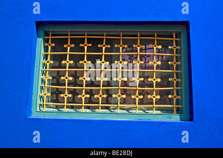 Eines der vielen dekorativen Fenster in den Jardin Majorelle in Marrakesch Stockfoto