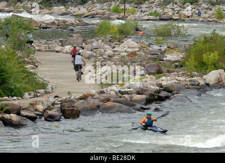 Mountainbiken und Kajakfahren an der Ocoee Whitewater Center, Tennessee, wo 1996 Olympischen Kanu und Kajak Slalom-Wettbewerbe er waren Stockfoto