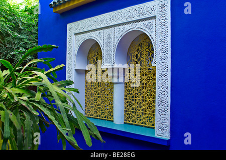 Eines der vielen dekorativen Fenster in den Jardin Majorelle in Marrakesch Stockfoto