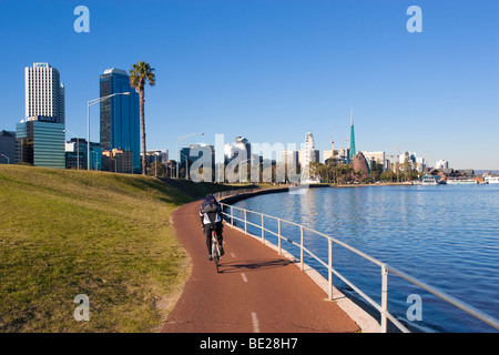 Mann, Radfahren auf einem Radweg in Richtung der Stadt. Perth, Australien Stockfoto