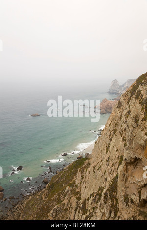 Die Klippen von Cabo da Roca in Portugal. Cabo da Roca ist westlichsten Punkt des europäischen Festland. Nebel hüllt die alten Welt-Küste. Stockfoto